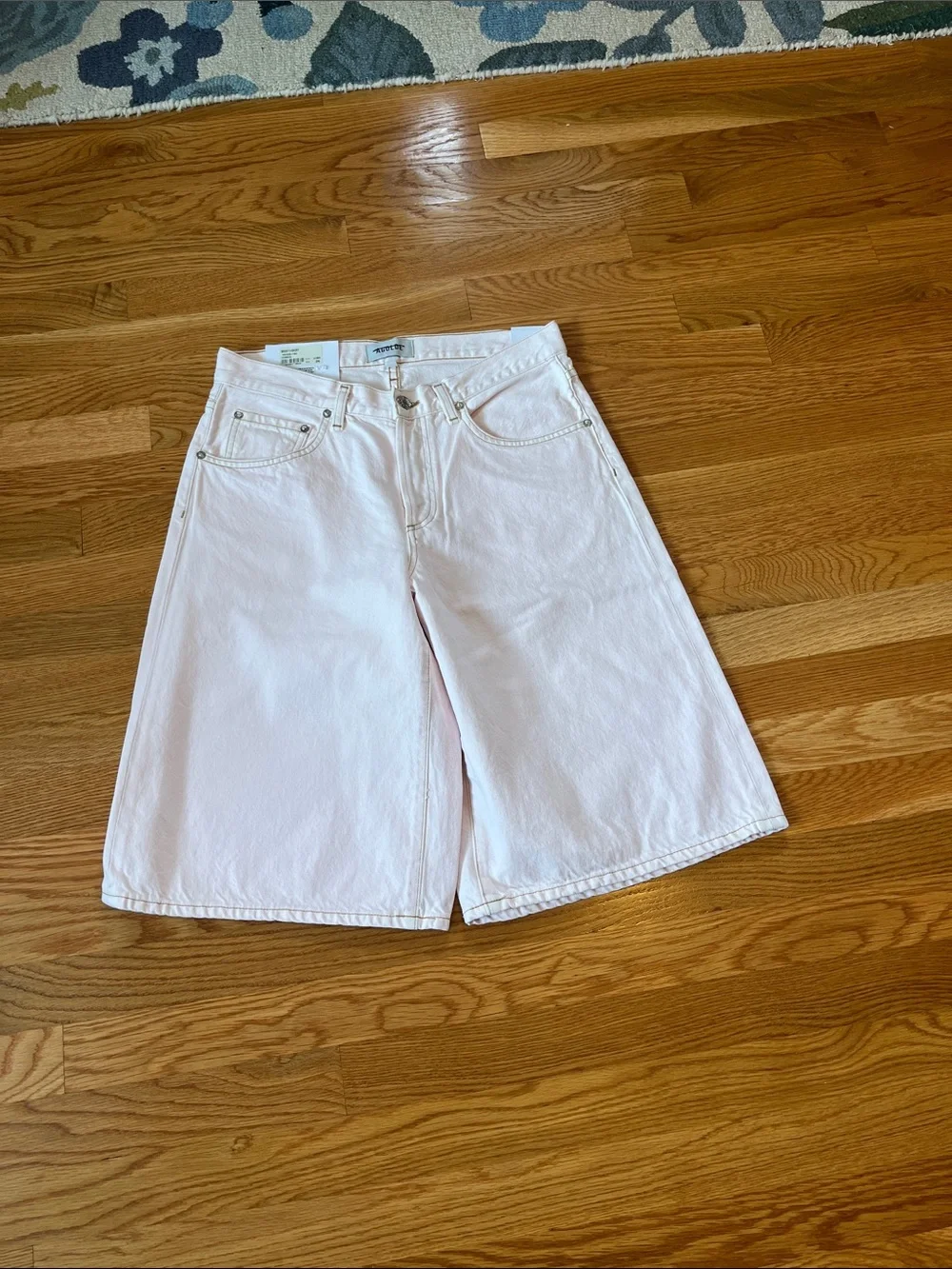 AGolde Baggy V-Short Size 26 NWT
